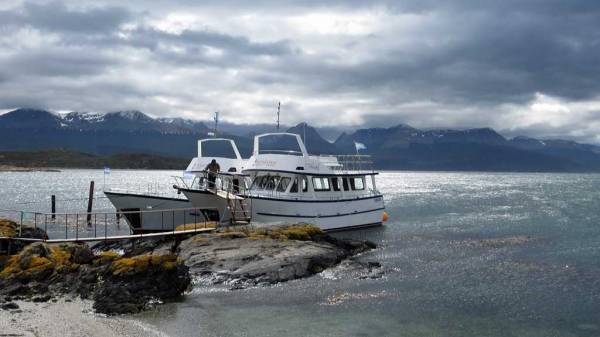 Patagonia Adventure Explorer Boat, Bridges Island