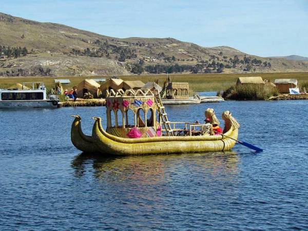 Reed Boat, Uros Islands Tour, Lake Titcaca