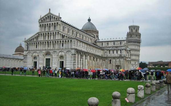 Cathedral and Leaning Tower, Tour Buses Arrive, Pisa Self Guided Tour
