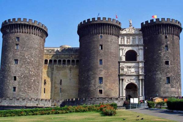 New Castle, Castel Nuovo, Visit Naples