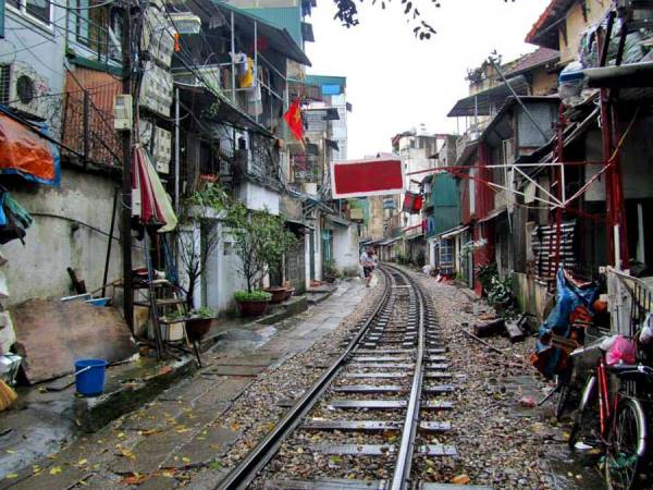 Poverty along Railway, Hanoi