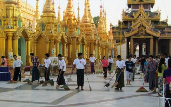 Cleaning, Shwedagon Pagoda, Visit Yangon