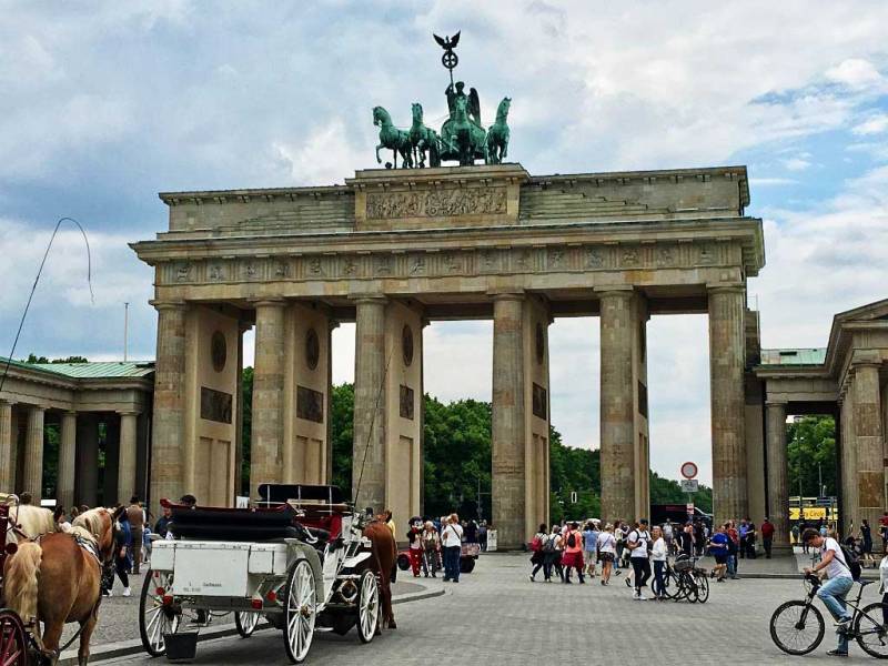 Brandenburg Gate, Touring Berlin