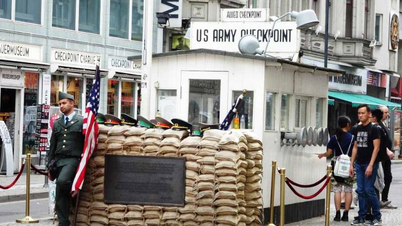 Checkpoint Charlie, Touring Berlin