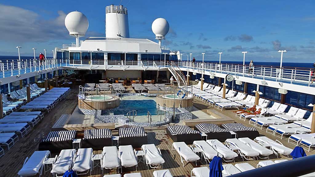 Mengintip Kemewahan MV Regatta Kapal Pesiar Yang Berlabuh Di Pelabuhan 